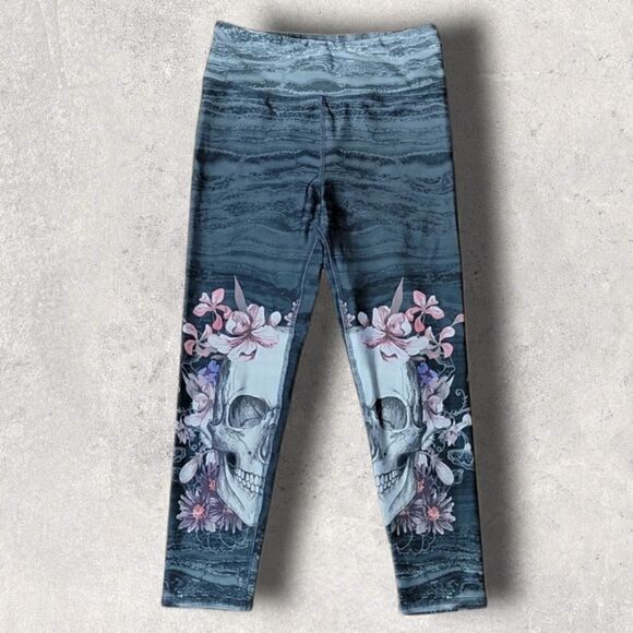 EVOLUTION AND CREATION ACTIVEWEAR GRAY WITH PINK FLOWERS SKULL LEGGING CAPRIS - Picture 1 of 7
